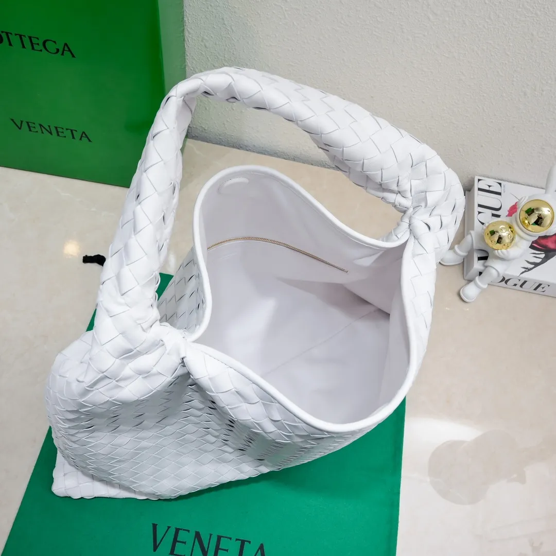 Batch 2160 #Bv New large HOP bag, the bag body and handles are made of a whole piece of woven leather. The bag body is soft and lazy. Hop symbolizes the praise of innovation and eternal craftsmanship [love]. The pyramid silhouette combines practicality and fashion. Modern and casual, the bag mouth is double-sided closed design, more convenient and safe! The cowhide texture also makes the bag more wear-resistant and durable. A must-have for fashionable ladies who like minimalism yet comfortable and casual! Size: 54x24x13, Model: 3970#